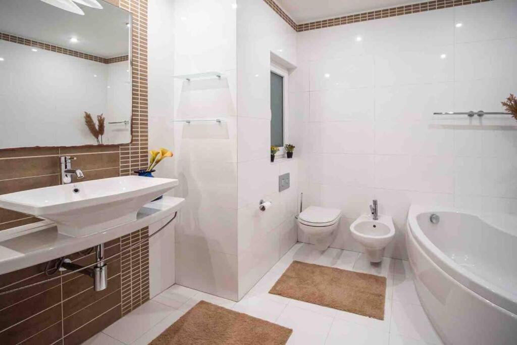 Pembroke St Julians Luxury, Comfort, Location Extérieur photo